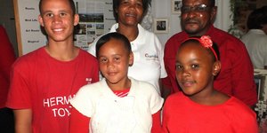 Die aand se Valentynsgesin, met voor vlnr Niroeska Newman en Faith Adams.  Agter vlnr is Izaan Newman, Katrina Adams (Gansbaai Toerisme Komiteelid) en haar eggenoot, Montie.